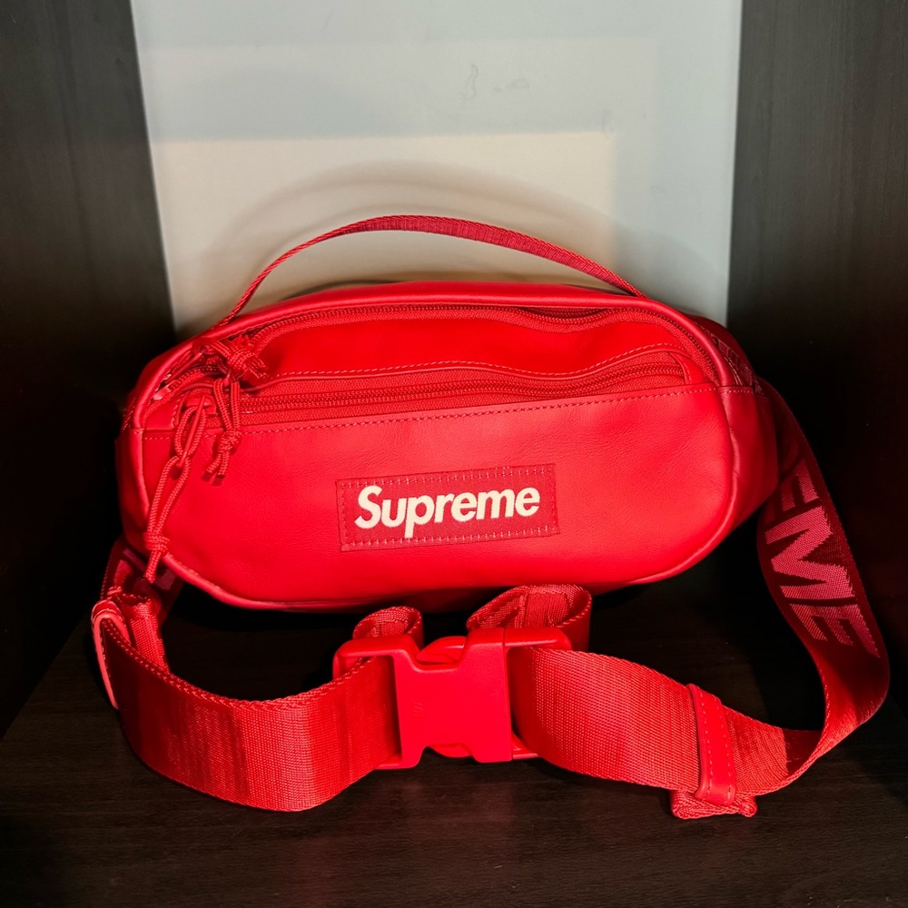SOLD! SUPREME FW2023 LEATHER WAISTBAG